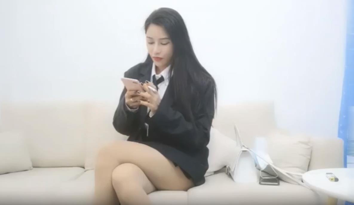 黑色外套长腿妹,舌吻口交肉丝撕裆站立后入猛操1