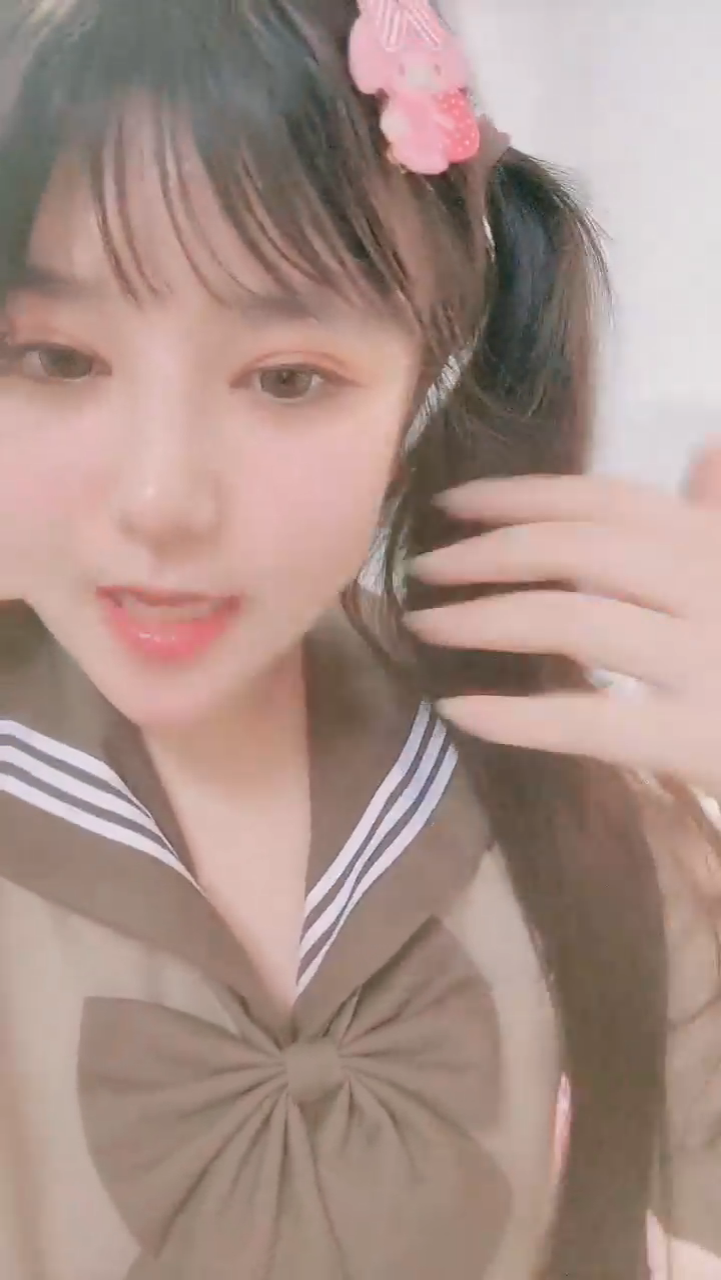 JK装02年双马尾萌妹,撩起裙子脱下内裤,这屁股太诱人了,逼逼粉嫩粉嫩,近距离特写,掰开洞洞给你看1